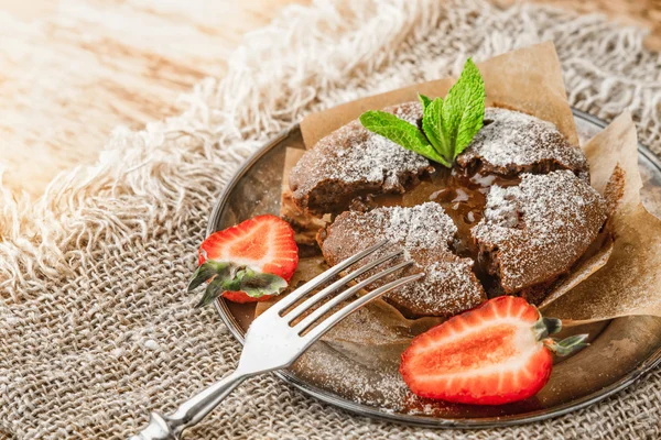 Fondant de chocolate con fresa y menta en la placa de metal horizontal —  Fotos de Stock