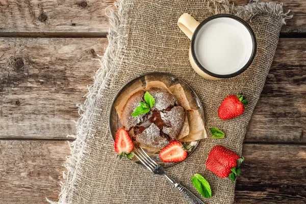 딸기, 민트, 나무 테이블에 우유와 초콜릿 퐁 당 — 스톡 사진