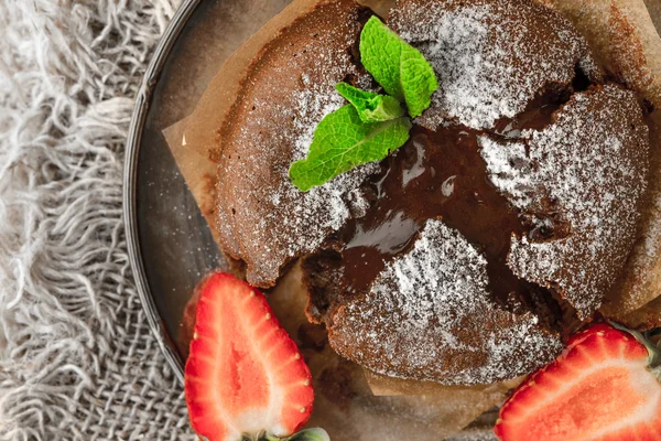 Çilek ve metal plaka üstten görünüm nane çikolatalı fondan