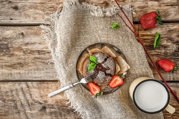 Fondant de chocolate com morango, hortelã e leite na vista superior da mesa de madeira — Fotografia de Stock