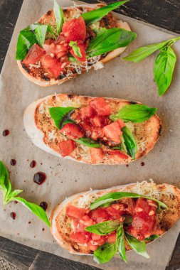 Bruschetta domates ve fesleğen parşömen üstten görünüm üzerinde