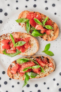 Bruschetta domates ve fesleğen seramik plaka üzerinde