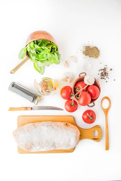 Ingrediënten voor bruschetta op de witte achtergrond — Stockfoto