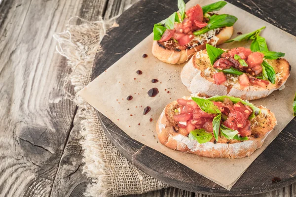 Bruschetta yatay ahşap tahta üzerinde — Stok fotoğraf