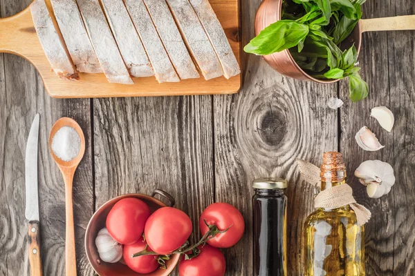 Ingrediënten voor bruschetta op horizontale houten tafel — Stockfoto