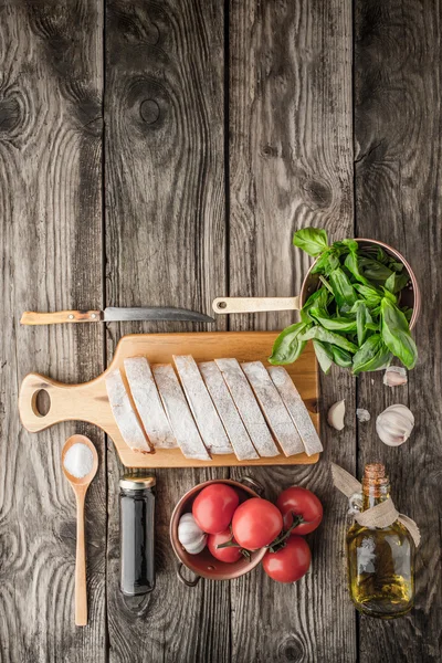 Ingrediënten voor bruschetta op verticale houten tafel — Stockfoto