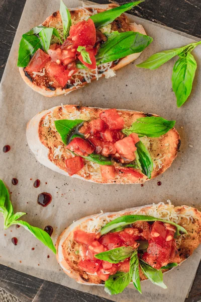 Bruschetta domates ve fesleğen parşömen üstten görünüm üzerinde