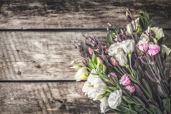 Eustoma flores no fundo de madeira — Fotografia de Stock