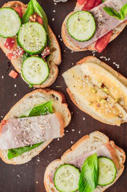 Ahşap Pano üstündeki farklı tartines göster