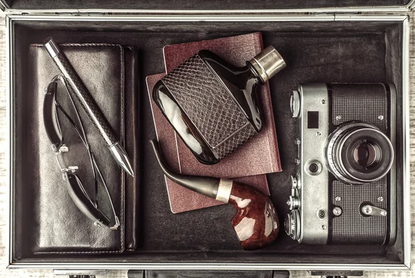 가방 상단 보기에 남자 여행자의 집합 — 스톡 사진