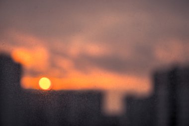 Şehir yalak pencerenin bulanık gün batımı