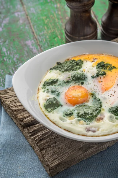 Uova fiorentine con spinaci purè sul tavolo di legno verticale — Foto Stock