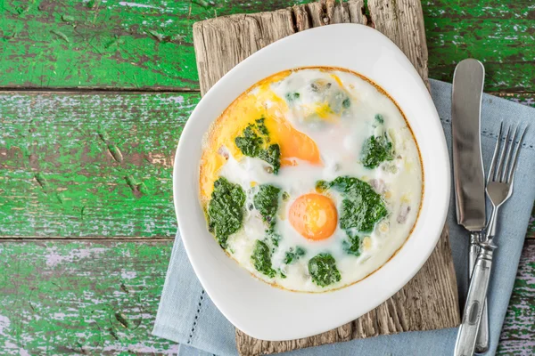 Florentine eggs with pureed spinach on the wooden table top view — Stock Photo, Image