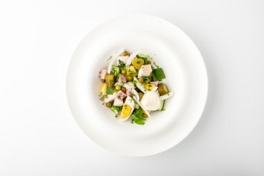 Beyaz arka plan üzerinde seramik tabak Olivier salata