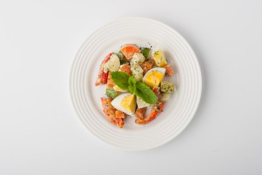 Bir kabartma tabak Yengeç etli salata