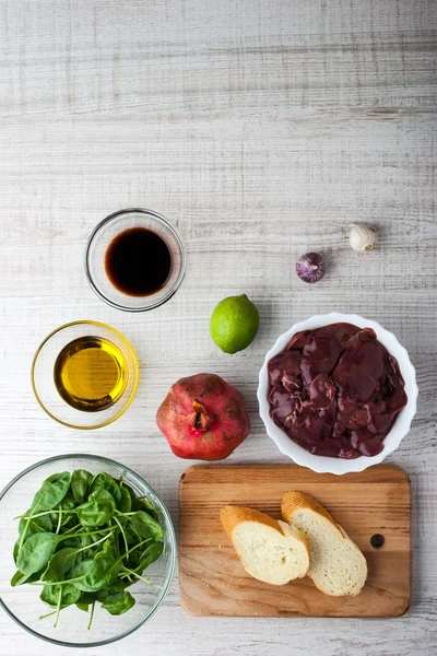Ingredientes para salada com fígado de frango, espinafre, romã o — Fotografia de Stock