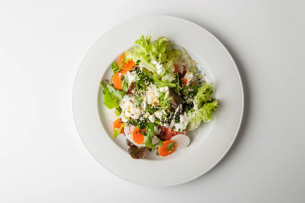 A daikon, retek és sárgarépa-a egy nagy tányér saláta — Stock Fotó