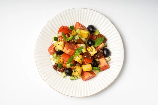 Ensalada de Panzanella con tomates secados al sol y ciabatta en una cerámica —  Fotos de Stock