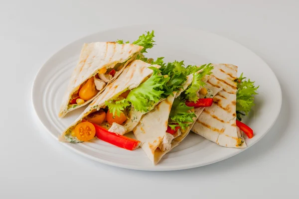 Quesadilla con pollo y maíz en un plato redondo — Foto de Stock