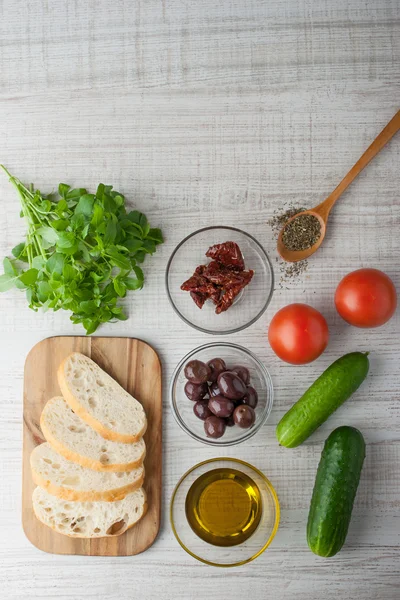 Ingredientes para salada de panzanella com tomates secos ao sol e cia — Fotografia de Stock