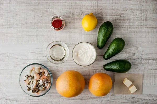 Інгредієнти для салату з авокадо та морепродуктами — стокове фото