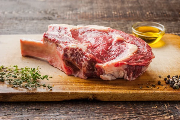 Velký Steak s kostí s tymiánem na prkénku — Stock fotografie