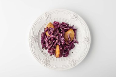 Kırmızı lahana ve apple bir kabartma desenli bir tabak salata