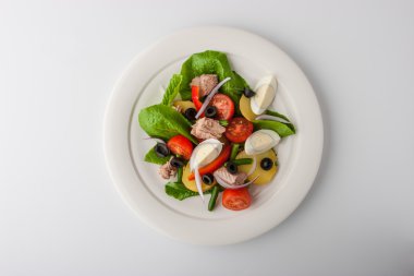 Beyaz seramik tabak ton balığı salatası salata