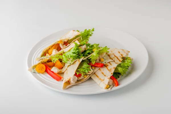 Quesadilla com frango e milho em uma placa redonda e bac branco — Fotografia de Stock