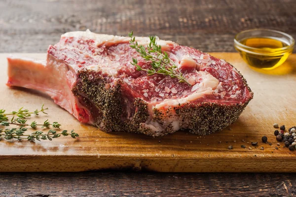 Tomahawk steak on the bone with thyme on cutting board — Stock Photo, Image