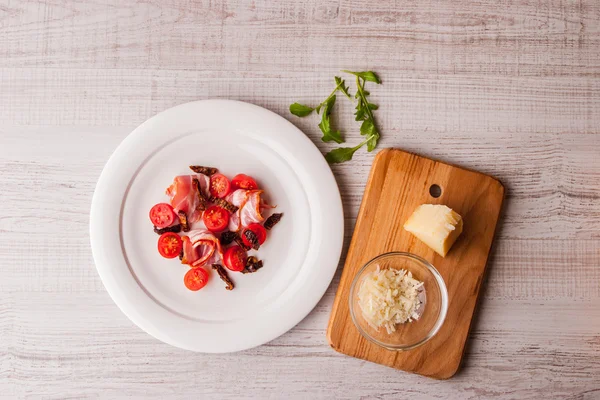 Ensalada con jamón y tomate y queso sobre una mesa de madera —  Fotos de Stock