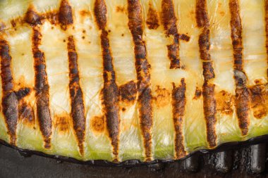 Metal arka plan yakın çekim üzerinde ızgara patlıcan dilim