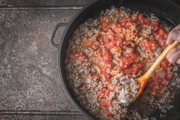 Жареное мясо с луком и нарезанными помидорами на металлическом фоне — стоковое фото