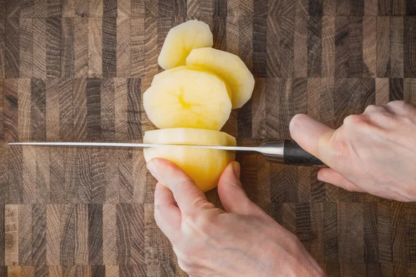 Cortar patatas en el tablero de madera horizontal — Foto de Stock