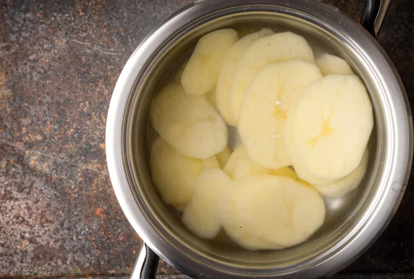 Patatas en rodajas en la olla de metal con agua —  Fotos de Stock