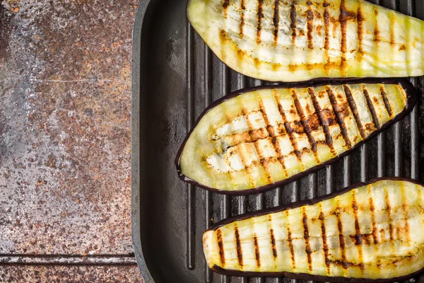 Metal arka plan üstten görünüm üzerinde ızgara patlıcan