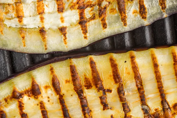 Rodajas de berenjena a la parrilla en la vista superior de fondo de metal — Foto de Stock