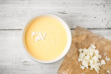 Sos yumurta, taze peynir ve yoğurt seramik kase üst bölümünde