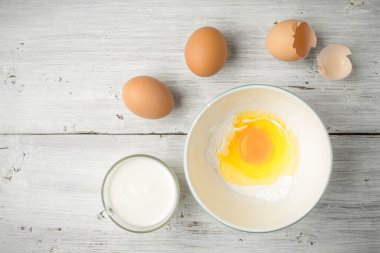Yumurta ve yoğurt Beyaz ahşap masa üstü üzerinde göster