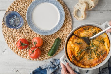 Musakka sofra ve sebze ile beyaz tablosundaki en iyi görünümü