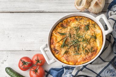 Sebze ve ekmek en iyi görünümü ile beyaz tablosundaki musakka