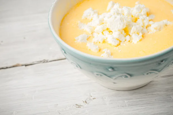 Tapa de huevos, queso fresco y yogur en el tazón de cerámica —  Fotos de Stock