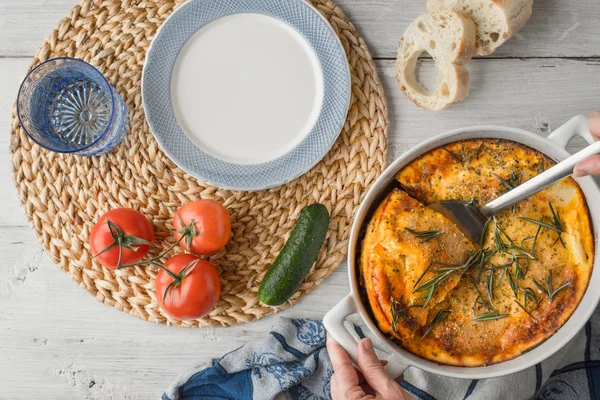 Moussaka en la mesa blanca con vajilla y verduras vista superior — Foto de Stock