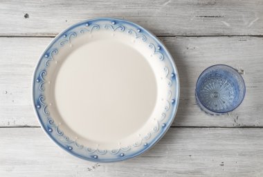 Plaka ve Beyaz ahşap masa üstü cam göster