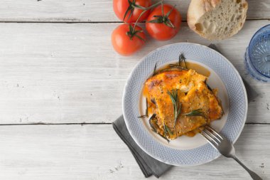 Domates ve ekmek en iyi görünümü ile beyaz tablosundaki musakka yeme