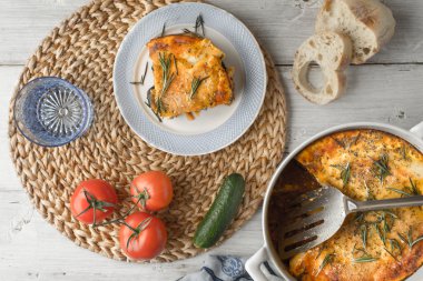 Sofra ve sebze ile beyaz tablosundaki musakka yeme