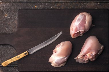 Tavuk uyluk olmadan deri ve ahşap bir gemide bones