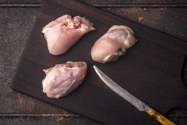 Cilt ahşap oyun tahtası olmadan birkaç tavuk uyluk