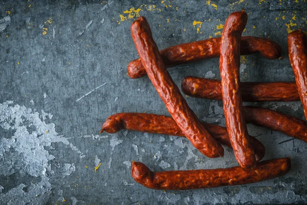 Chorizo salsichas no fundo de metal velho — Fotografia de Stock