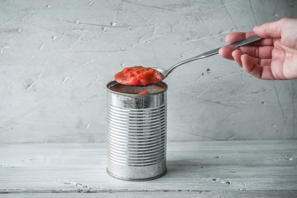 Mano femenina sosteniendo una cuchara con tomates asados — Foto de Stock